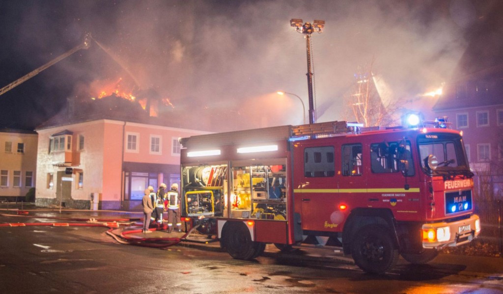 Vecinos de un pueblo alemán celebran el incendio de un centro de refugiados
